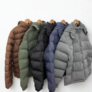 CAMPERA CON CAPUCHA DESMONTABLE BOLSILLO INTERIOR 2XL AL 4XL